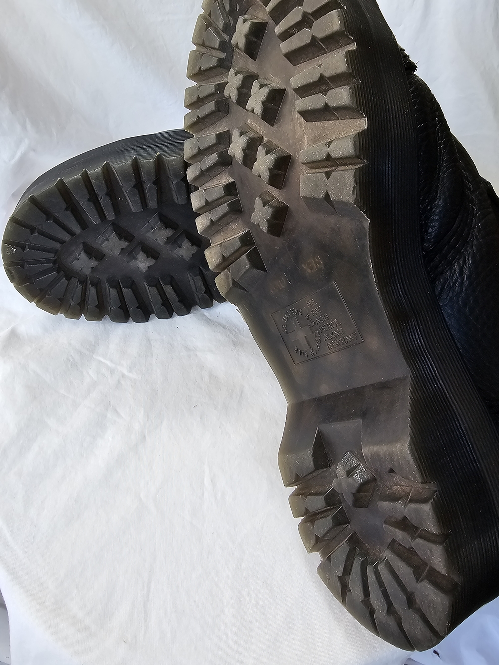 NWOT Dr. Martens Devon Flower Buckle Leather Platform Boots Black 8 USL - Picture 9 of 11